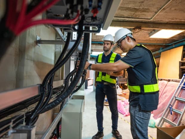 Técnico instalando panel eléctrico