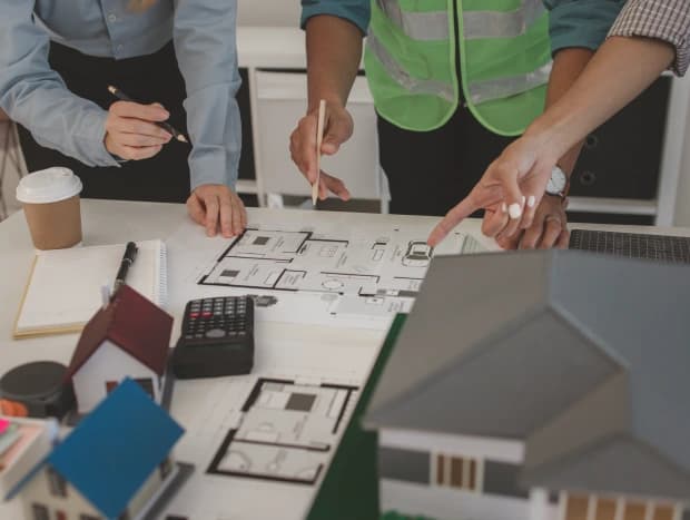Arquitectos presentando propuesta a cliente