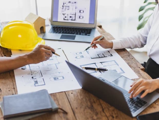 Equipo de ingeniería trabajando con planos técnicos