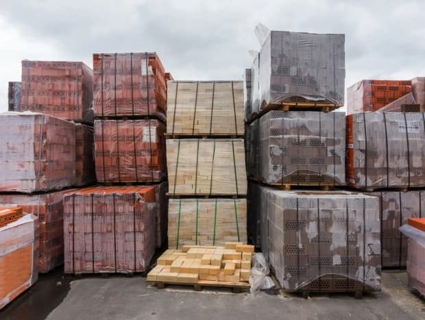 Almacén con materiales de construcción apilados
